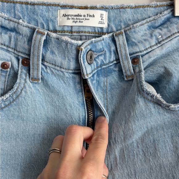 Abercrombie & Fitch 26” Inseam The 90s Relaxed Jean Hivh Rise Light Wash Busted - Picture 5 of 7